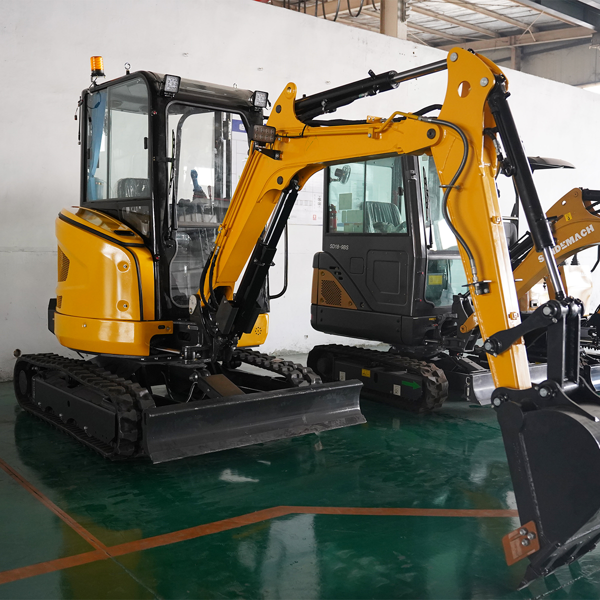 2000kg Mini Excavator with Complete Attachment Kits